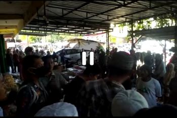 Curi emas di Pasar Renteng Loteng, seorang emak-emak asal Lotim nyaris dihajar warga