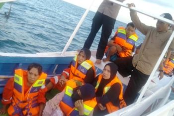 Korban selamat dari kapal KM Ladang Pertiwi yang tenggelam diterima keluarga