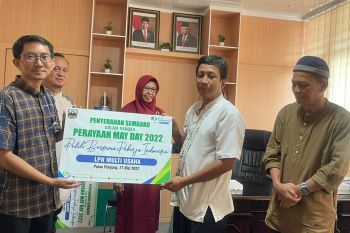 BPJAMSOSTEK salurkan bantuan sembako bagi buruh di Dharmasrya