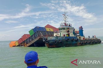 Bakamla evakuasi 20 kontainer dari kapal yang karam di Selat Malaka