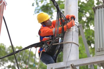 Pasca badai dan longsor, PLN gerak cepat normalkan pasokan listrik di Pasaman-Pasaman Barat