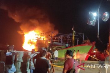 Enam armada dikerahkan untuk padamkan kebakaran kapal