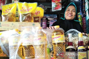 Harga minyak goreng kemasan di pasar tradisional di Kudus turun
