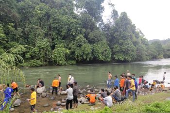Tim SAR BPBD OKU evakuasi  jasad korban hanyut di Sungai Ogan