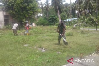 Babinsa 1708-05 turut serta bersihkan halaman rumah warga di Biak