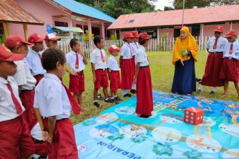 Anak-anak diberi pendidikan lingkungan hidup