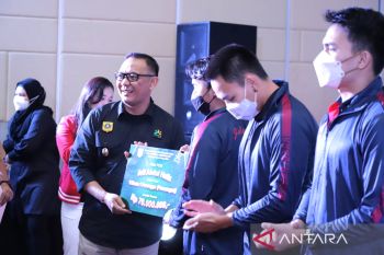 Plt Bupati Bogor serahkan bonus untuk 86 atlet peraih medali PON Papua