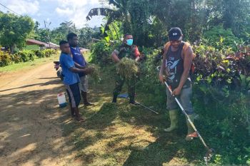 Koramil Biak Utara bantu warga bersihkan rumput liar di sepanjang jalan kampung