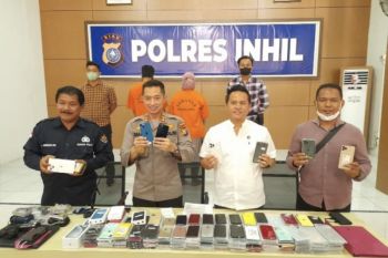 Penyelundup HP ilegal di Inhil  terima upah Rp2,5 juta, pemilik diburu