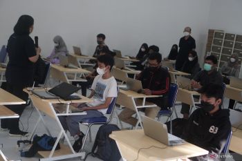 Pelajar di Surakarta dapat pendidikan TI gratis