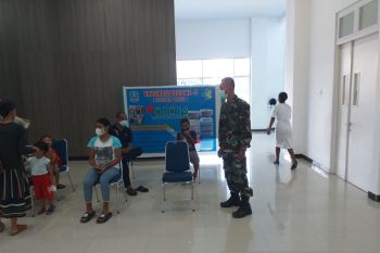 Babinsa Biak Barat kawal pelaksanaan vaksinasi di Distrik Samofa