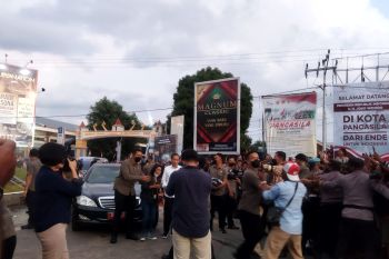 Warga Ende berkerumun di jalan sambut kedatangan Presiden Jokowi