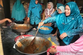 PKK Luwu Utara latih perempuan buat dodol nipa untuk tingkatkan ekonomi keluarga