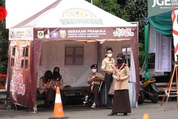 Anggota Pramuka ikut atur lalin Puncak saat arus mudik