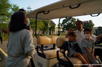 Jokowi dan cucu sapa warga di sekitar Istana Negara Yogyakarta