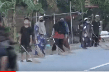 Potret para penantang maut mengais rezeki di Jembatan Sewo