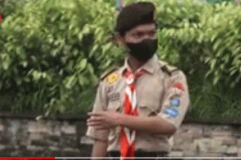 Anggota Pramuka ikut atur lalin Puncak saat arus mudik