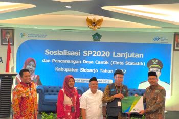 BPJS Ketenagakerjaan Sidoarjo berikan kartu kepesertaan petugas sensus penduduk