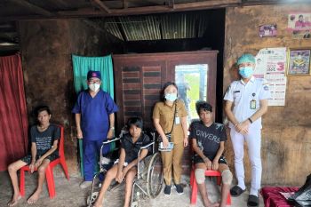 Empat anggota Keluarga Manope-Daraeng dapat penanganan tim kesehatan