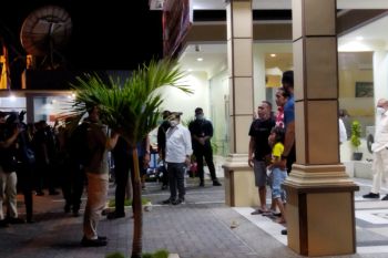 Warga Ende menanti Presiden Jokowi di depan hotel hingga malam