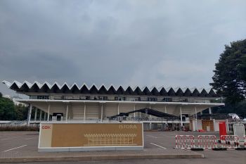 Layar besar disediakan di luar Istora Senayan untuk saksikan Indonesia Masters