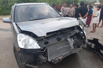 Dum truk vs mobil CRV di Lombok Tengah