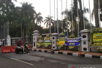 Karangan bunga duka untuk Eril mulai tampak di rumah dinas Ridwan Kamil