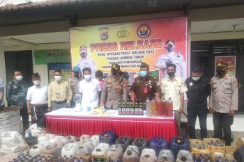 Ribuan liter minuman keras di Lombok Timur dimusnahkan