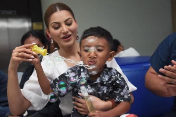 Urvashi Rautela kunjungi pasien bibir sumbing di Bali