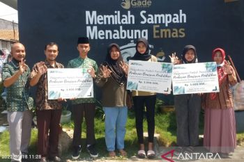Peduli pendidikan, Pegadaian beri beasiswa anak-anak pengurus Bank Sampah