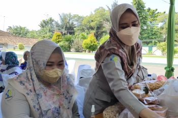 Petugas KKP Panjang Lampung sita sejumlah makanan JCH