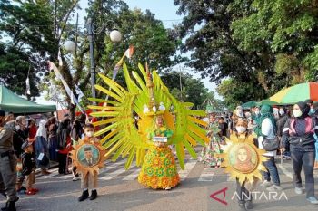 Pelajar bawa pesan lingkungan di karnaval Hari Lingkungan Hidup