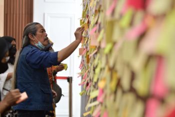 Secarik kertas jadi doa warga untuk Emmeril Kahn Mumtadz