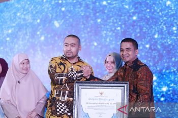 Wawako Solok dan istri dinobatkan jadi ayah bunda Genre Pengayom 2022