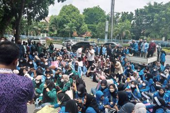Mahasiswa dan dosen psikologi di Riau turun ke jalan