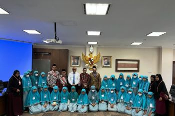 Puluhan santri SD Al Huffazh Payakumbuh kunjungi DPRD Sumbar