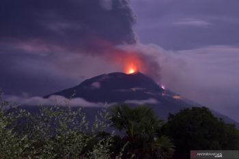 Erupsi setinggi 700 meter terjadi di puncak gunung Ile Lewotolok, NTB