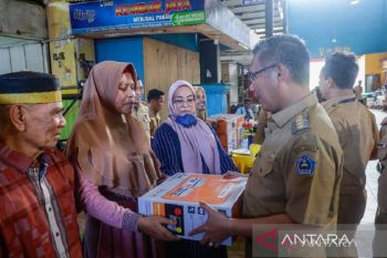 Pemkot Kendari serahkan bantuan timbangan digital kepada 200 pedagang