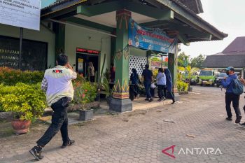 KPK melakukan penggeledahan di kantor Wali Kota Yogyakarta