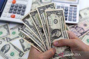 Dolar merayap sedikit tinggi