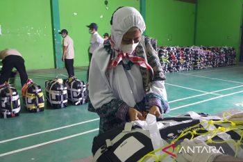 Belasan koper milik jamaah kloter 5 beratnya melebihi kapasitas