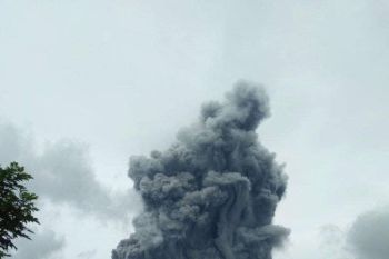 Gunung Bulusan di Filipina muntahkan abu-awan panas, ratusan warga dievakuasi