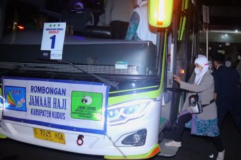 Setelah menunggu 11 tahun,  Chanifah Ichsan Abdul asal Kudus berangkat haji