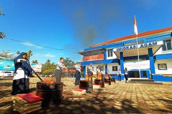 Imigrasi Agam musnahkan 33.007 arsip substantif keimigrasian
