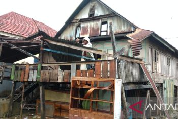 Bupati Bone berikan bantuan logistik kepada 25 KK korban angin kencang