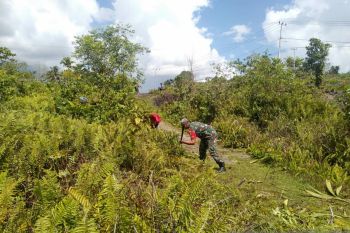 Koramil Biak Barat bantu warga bersihkan lingkungan gereja