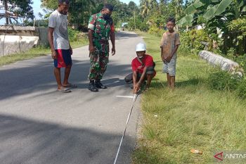 Koramil Biak Utara dampingi pekerja mengukur jalan