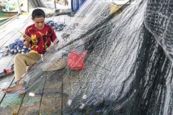 Perbaiki Jaring Ikan