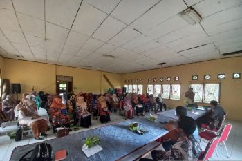 Agar melek politik, Badan Kesbangpol Pasbar berikan pendidikan politik kepada kaum perempuan