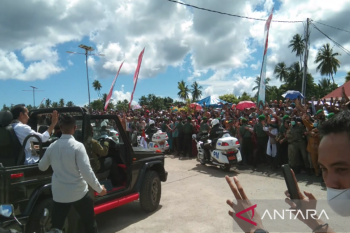 Masyarakat Wakatobi sambut kedatangan Presiden dan Ibu Negara